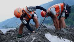 La carrera contrarreloj para salvar a más de 900 obreros de hidroeléctricas que se cree están atrapados en túneles tras la avalancha en Nepal y el Tíbet