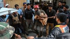 Mueren más de 30 niños y un maestro en Pakistán tras el derrumbe del techo de una escuela