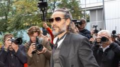 "Denuncio que Russell Brand me violó": el testimonio de una de las 6 mujeres que acusan al actor y exesposo de Katy Perry